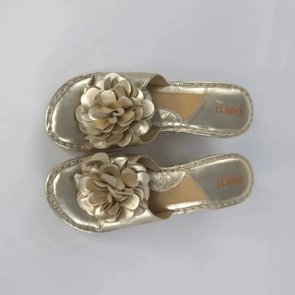 Born Wedgie Metallic Gold Sandals Leather 3D Flower Applique sz 9 - Picture 5 of 8